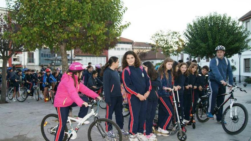 Los alumnos del San Luis de Pravia, sobre ruedas