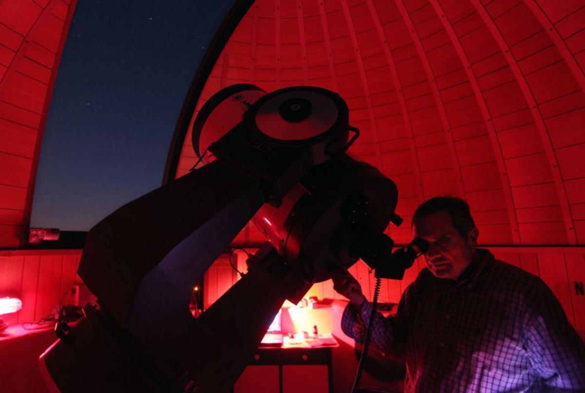 Un niño mira por primeira vez a la luna a través de un telescopio en una actividad en Pontevedra.  | // SIRIO