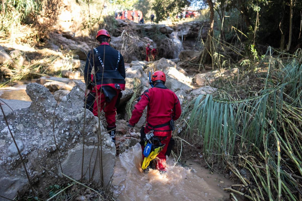 Los bomberos intensifican en Mediona la búsqueda del padre del menor hallado muerto