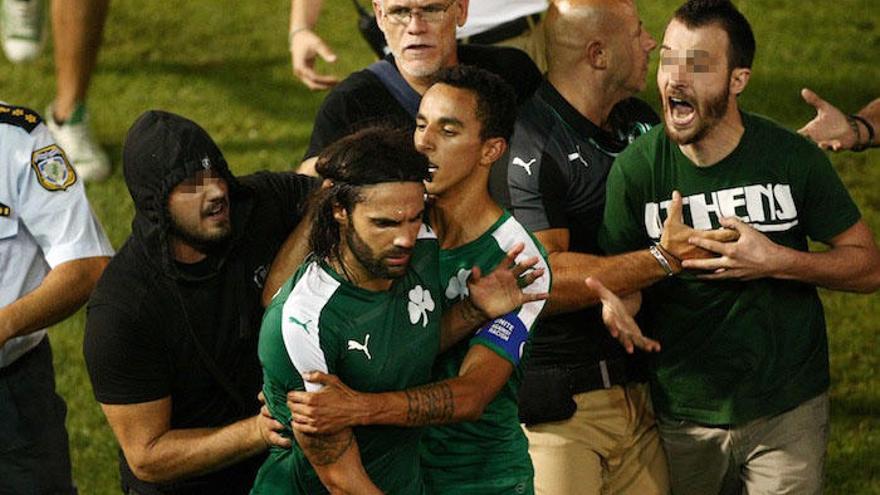 Sánchez, increpado por aficionados del Panathinaikos.