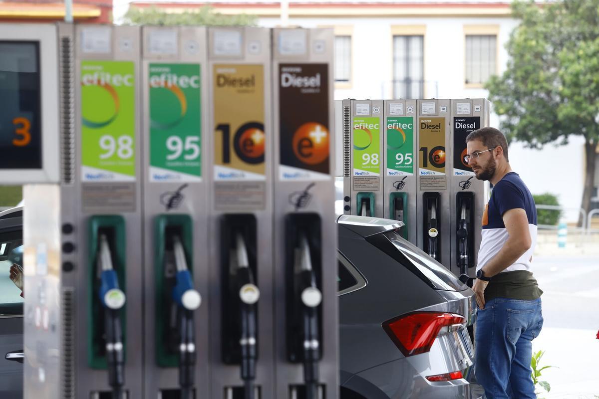 Un hombre reposta su vehículo en una gasolinera de Córdoba.