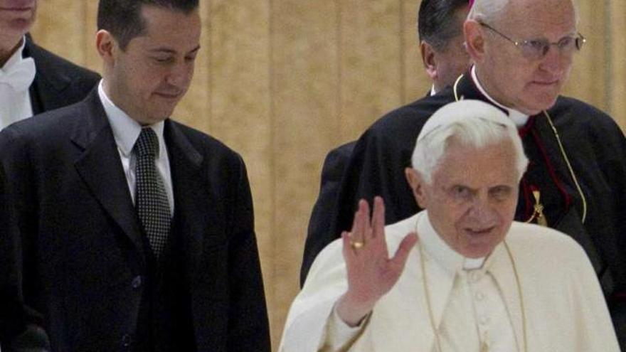 Paolo Gabriele (izda.) acompaña a Benedicto XVI durante un acto oficial. / efe