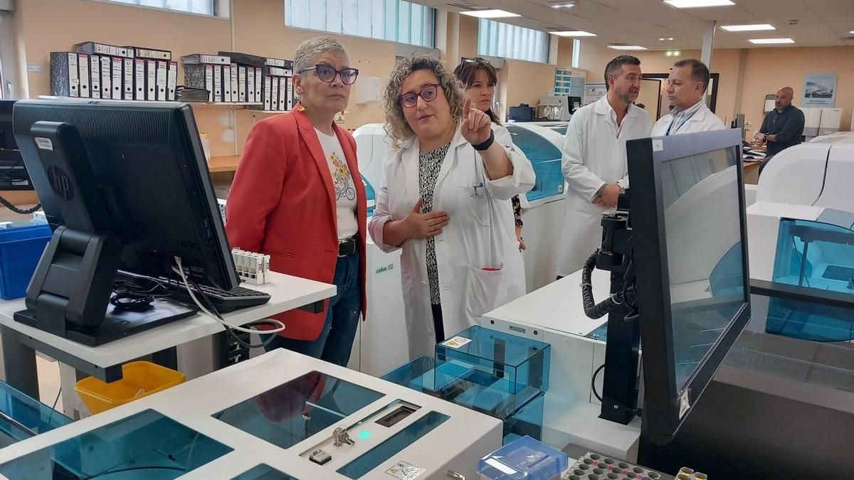 Por la izquierda, Concepción Saavedra; las bioquímicas Fátima Zakariya y Ángeles Luengo; el director de Atención Sanitaria y Salud Pública, Edgar Lazcano; y el gerente del área, Fernando Mancheño.