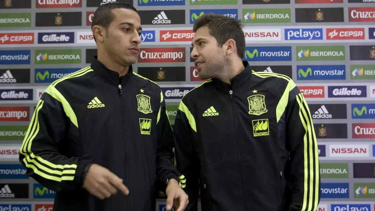Jordi Alba y Thiago Alc芍ntara van muy en serio con el CE L'Hospitalet: "Queremos llevarlo a lo m芍s alto del f迆tbol profesional"