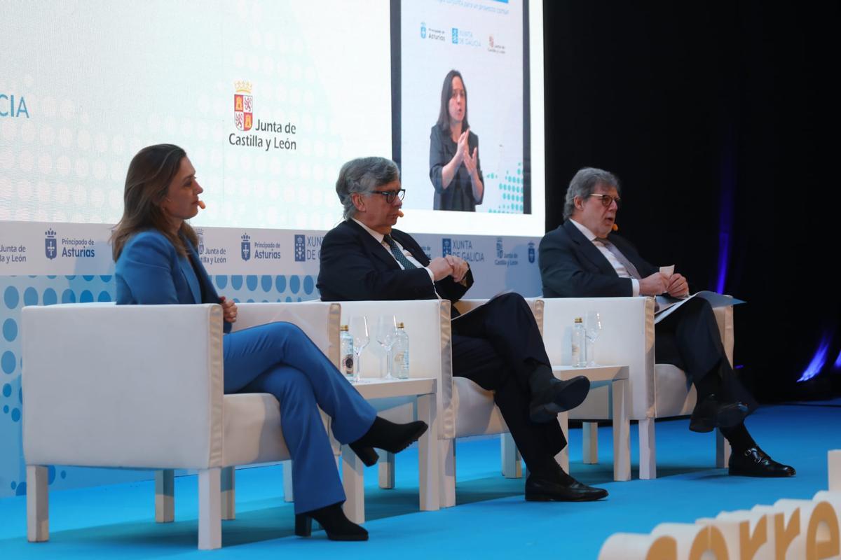 María Calvo Carvajal, presidenta de la Federación de Empresarios de Asturias; Juan Manuel Vieites, presidente de la Confederación de Empresarios de Galicia y Santiago Aparicio, presidente de la Confederación de Empresarios de Castilla y León.