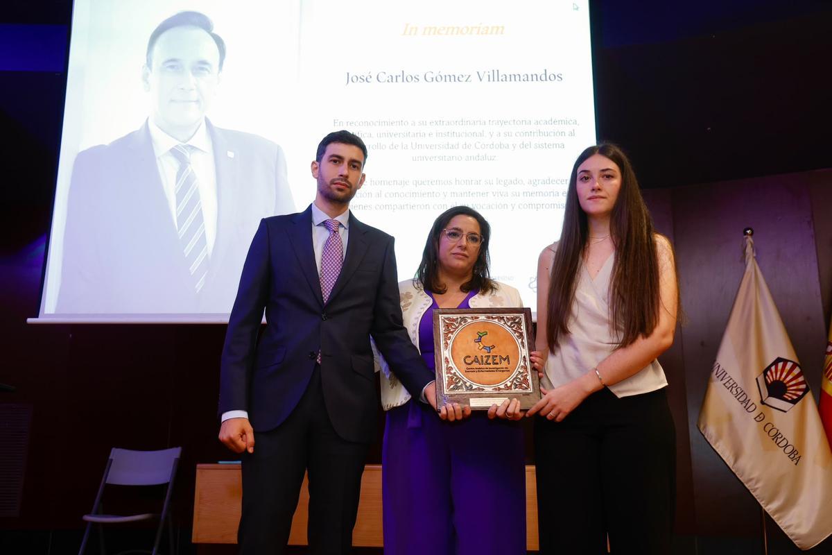 Entrega de la placa a los hijos de Gómez Villamandos.