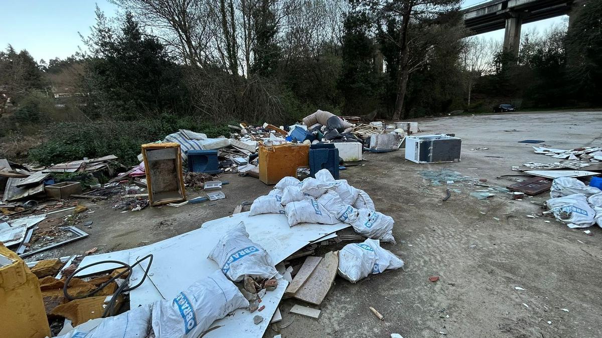 Residuos depositados nunha escombreira de Santiago, na parroquia de Laraño