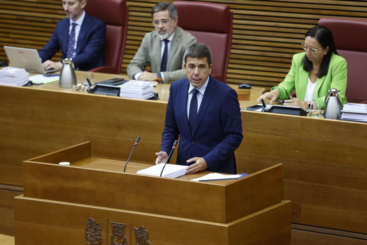 El presidente de la Generalitat, Carlos Mazón, este miércoles en las Cortes