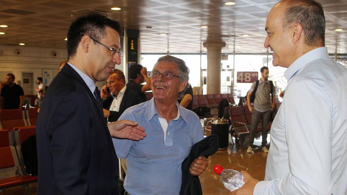 El ex directivo del Barça, Josep Contreras, junto al presidente Bartomeu en un desplazamiento del equipo