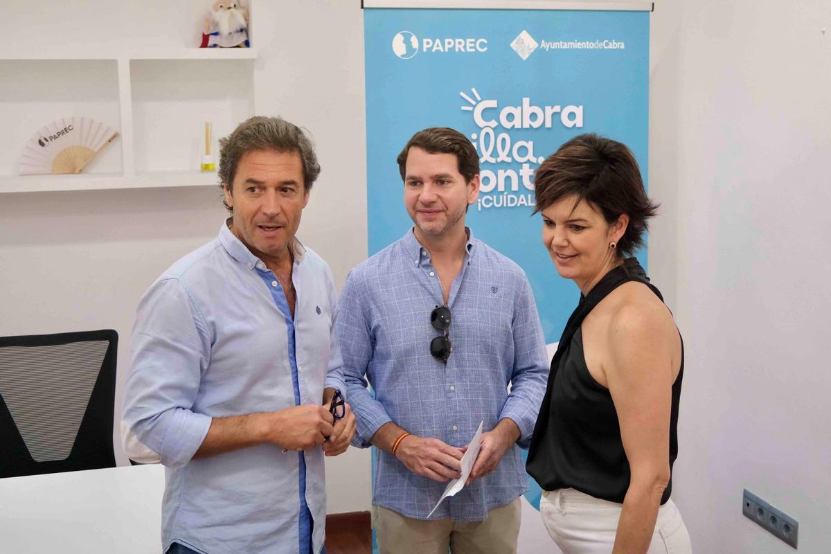 José Luis Gallardo, Fernando Priego y María José Romero en la nueva oficina de atención al público.