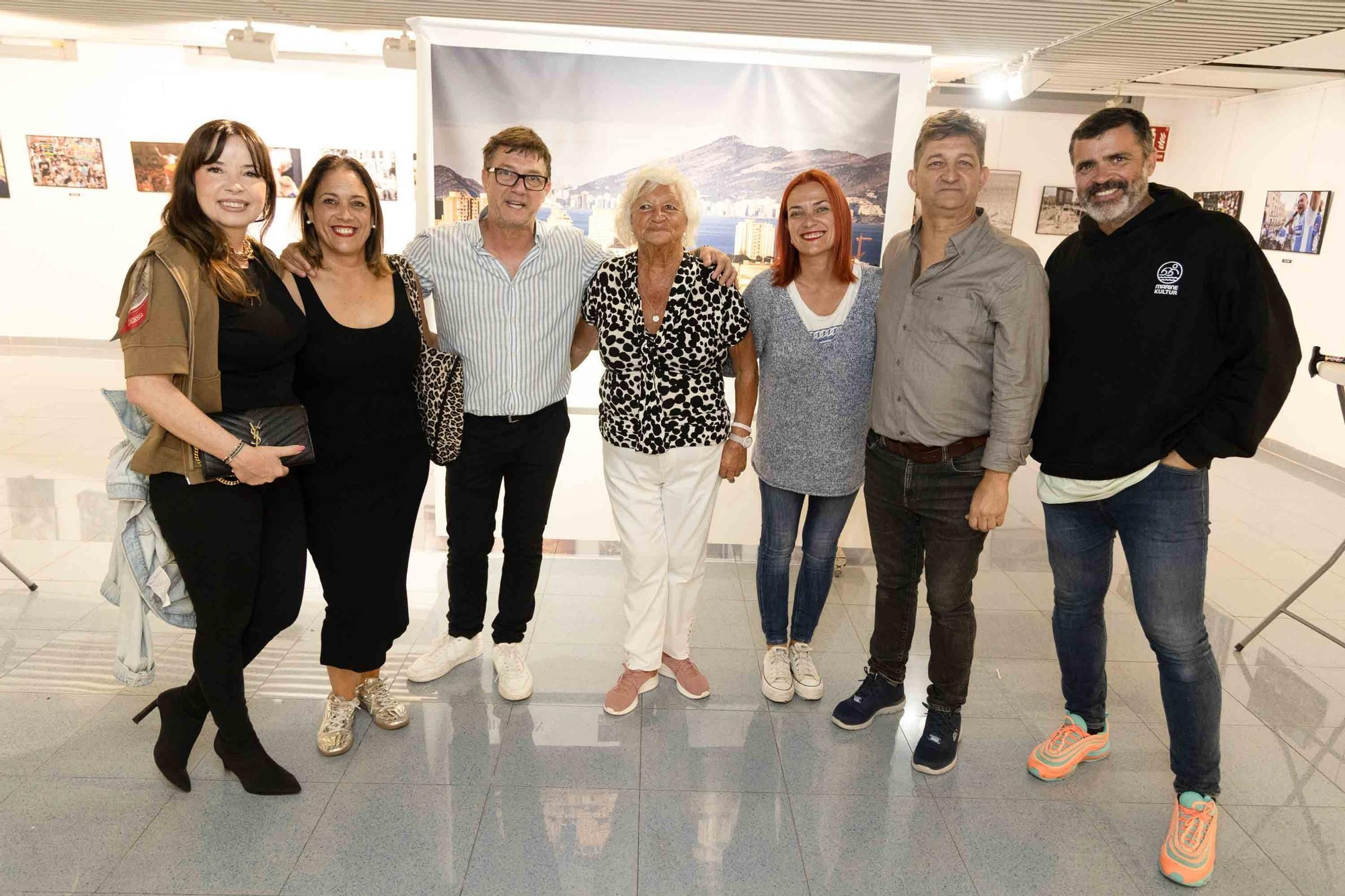 lleno total en la inauguración de INFotoperiodistas 2024,. un año de fotografía de prensa en Alicante