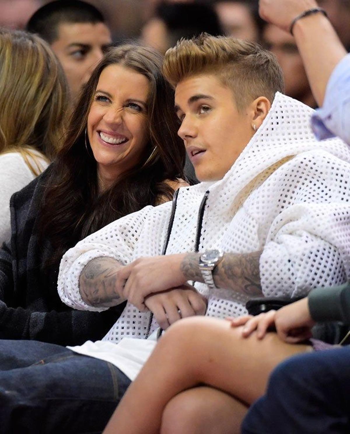 Justin Bieber con su madre