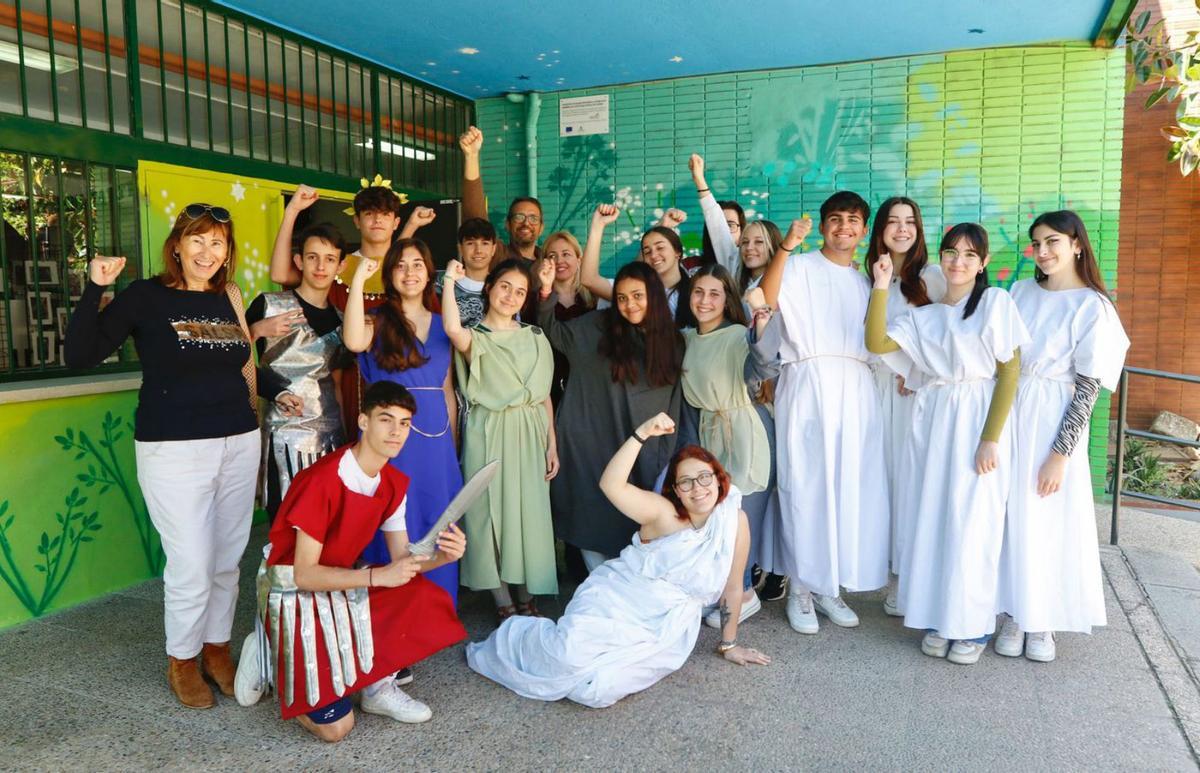 Elenco de actores y actrices del IES Grupo Cántico de Córdoba posan con su vestuario de cultura clásica. | MANUEL MURILLO