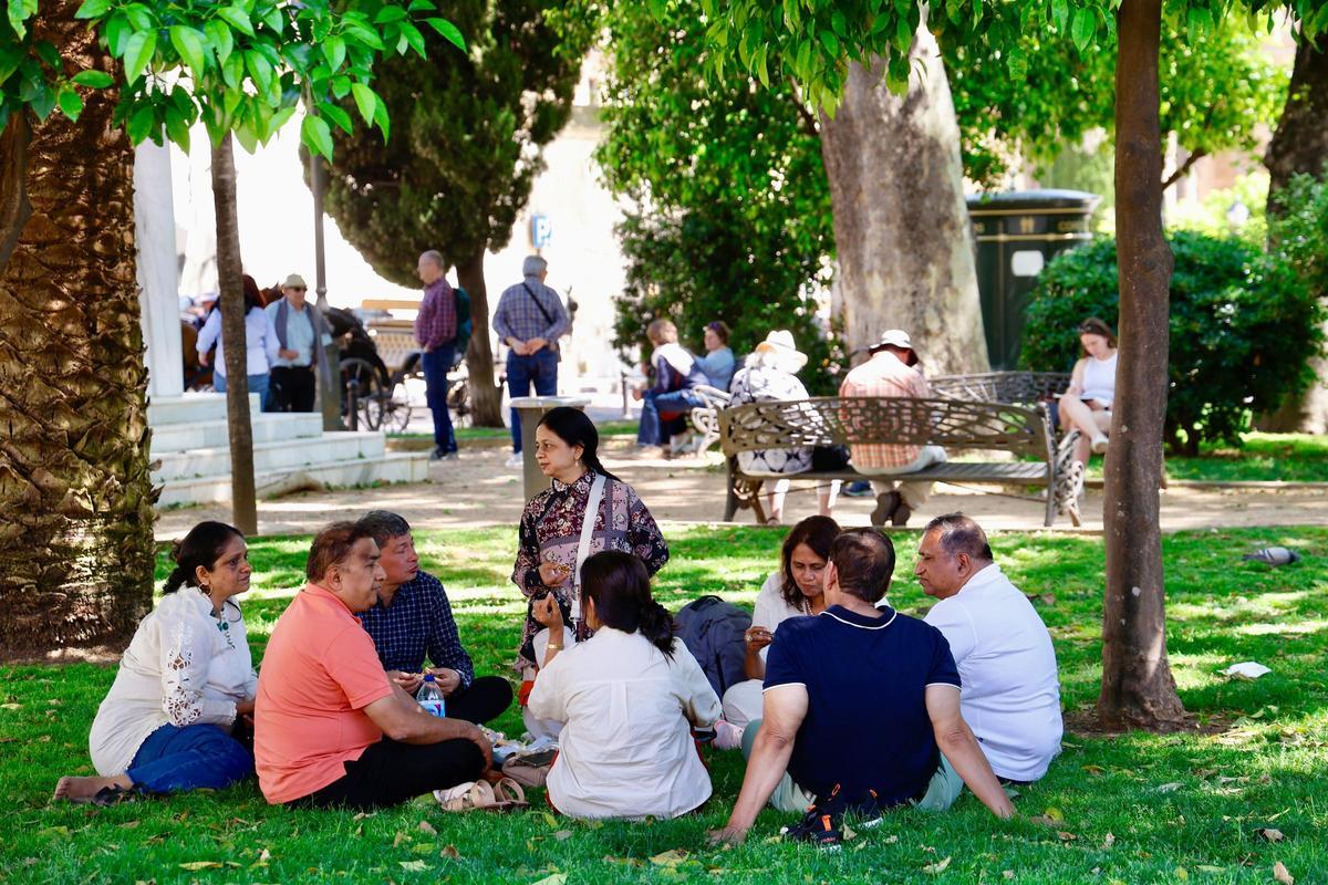 Mucha gente fue a los parques a disfrutar del día.