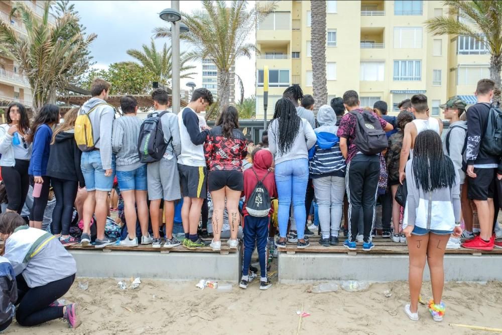 Miles de jóvenes celebran el botellón en la playa de San Juan