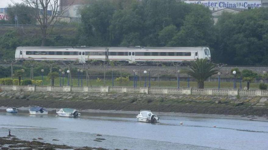 Uno de los trenes que cubre la línea A Coruña-Ferrol pasa por el puente entre Cambre y Culleredo.