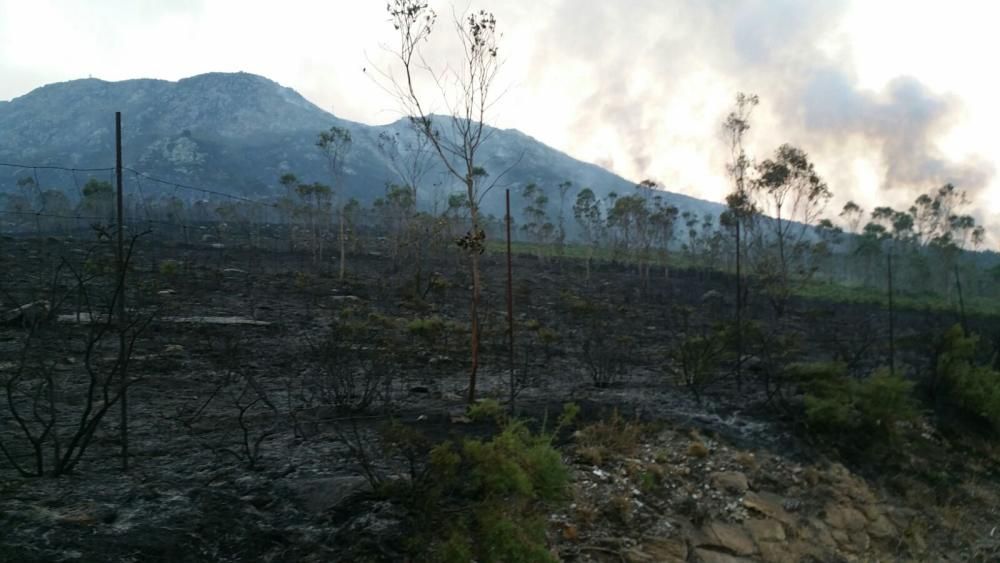 Incendios en Galicia | El fuego de Porto do Son arrasa el monte de A Curota