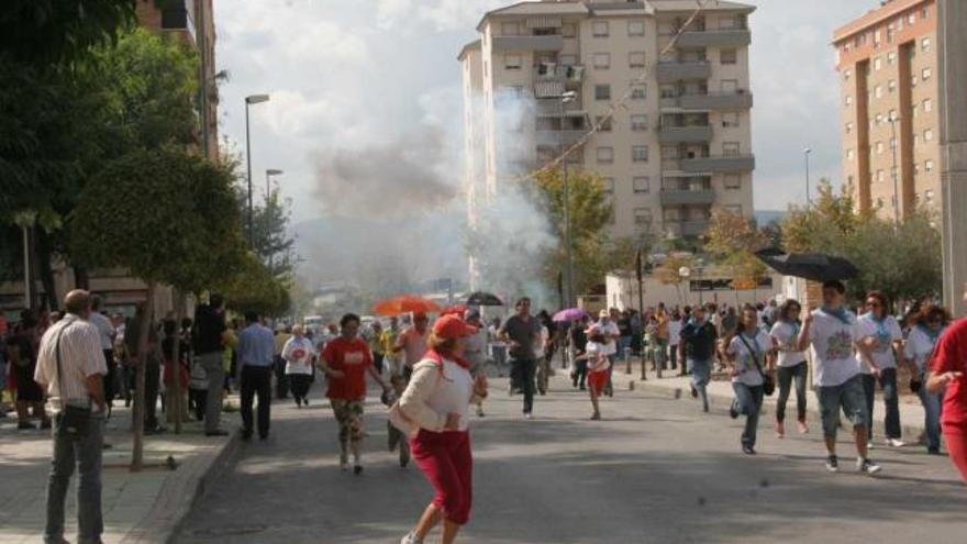 La gente se animó a correr la Traca con su uniforme habitual de las Fiestas Mayores.