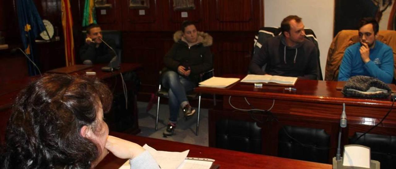 Reunión de trabajo celebrada ayer en el salón de plenos del Ayuntamiento de Valdés.