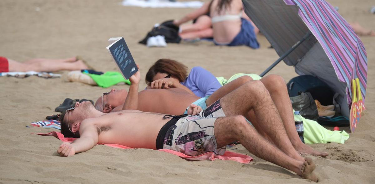 Turistas disfrutan del sol en Playa del Inglés el pasado mes de enero.  | JOSÉ CARLOS GUERRA