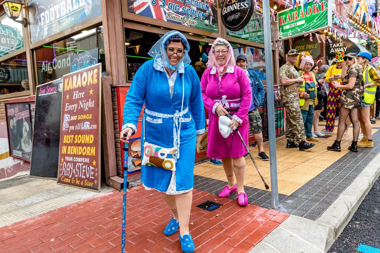 Los británicos desafían a la lluvia y celebran su "Fancy Dress Party" en Benidorm