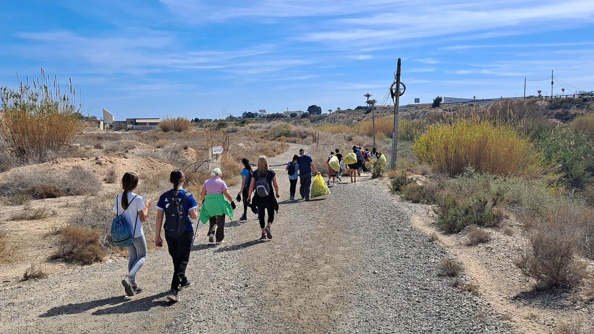 Recogida de escombros en el Río Seco en el término municipal de Mutxamel