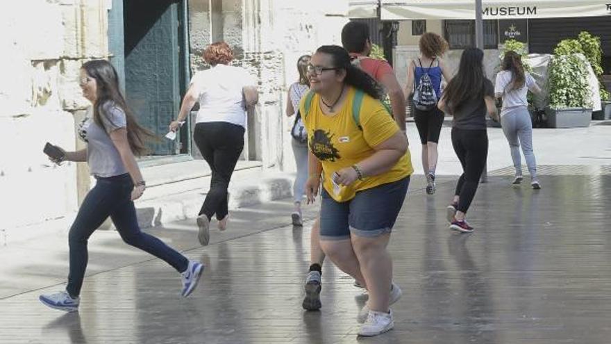 Participantes a la carrera en busca de cosas que empezaran por «T» con las que fotografiarse.