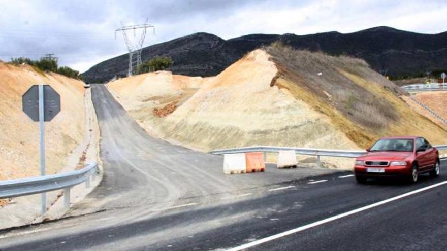 Imagen del camino que los municipios piden que se ensanche para tener un acceso en condiciones.