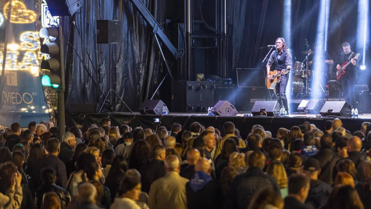 Joaquín Padilla durante su concierto en la calle Uría en las fiestas de San Mateo de 2024.