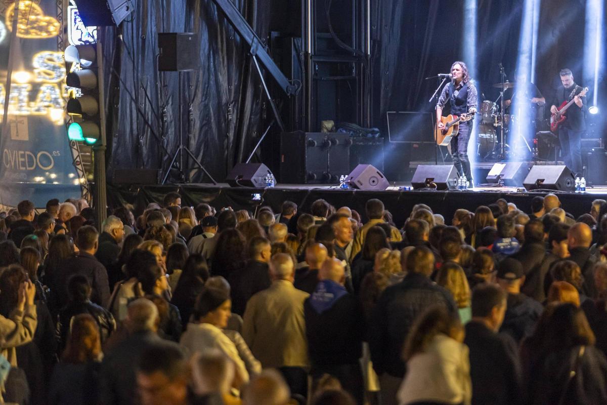Joaquín Padilla durante su concierto en la calle Uría en las fiestas de San Mateo de 2024.