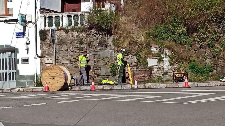 Avanza la instalación de fibra óptica en la zona baja de Aller | L. CAMPORRO