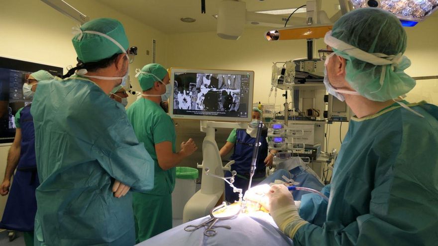 Una operación de neurocirugían en el Álvaro Cunqueiro.