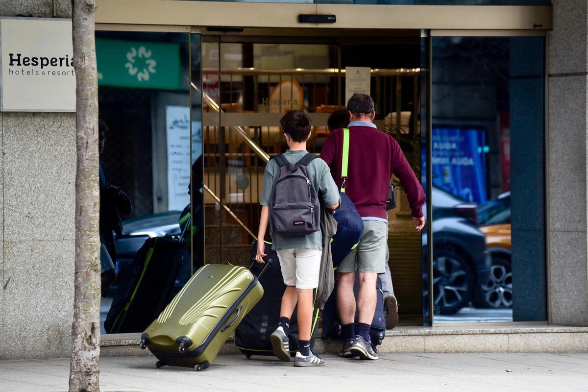 Una familia de turismo entrando en un hotel de A Coruña