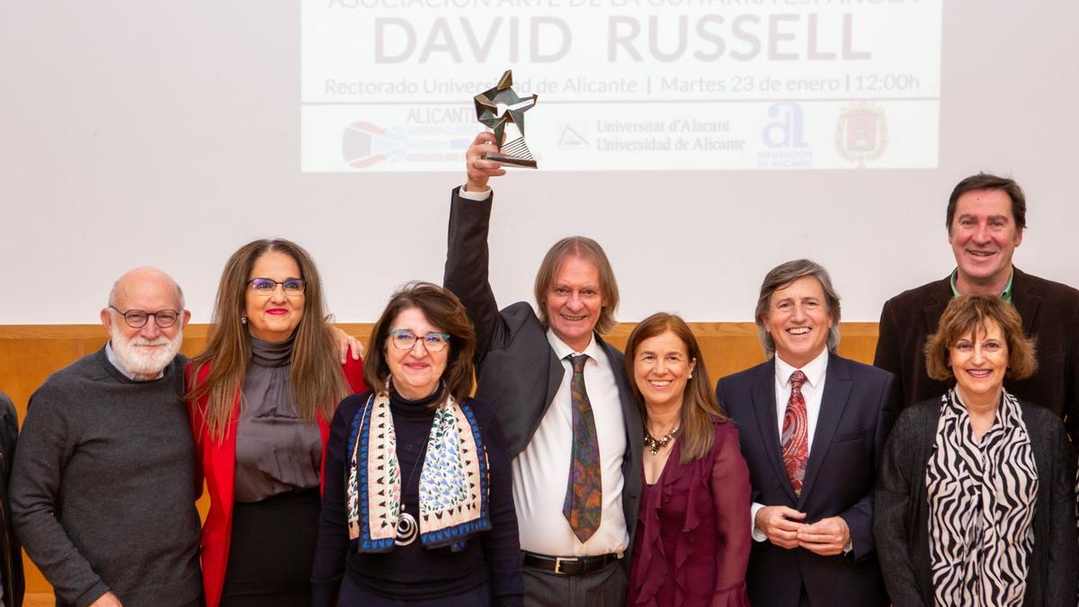 David Russell, en el centro, tras recibir el premio en la Universidad de Alicante