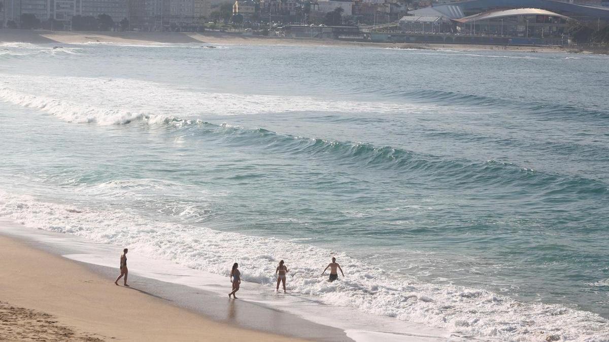 Bañistas en la playa del Orzán este domingo.