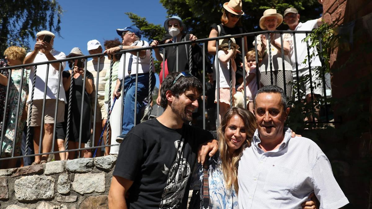 Guillermo Bernués, junto a sus hijos, este verano durante el reconocimiento del Ministerio de Sanidad.