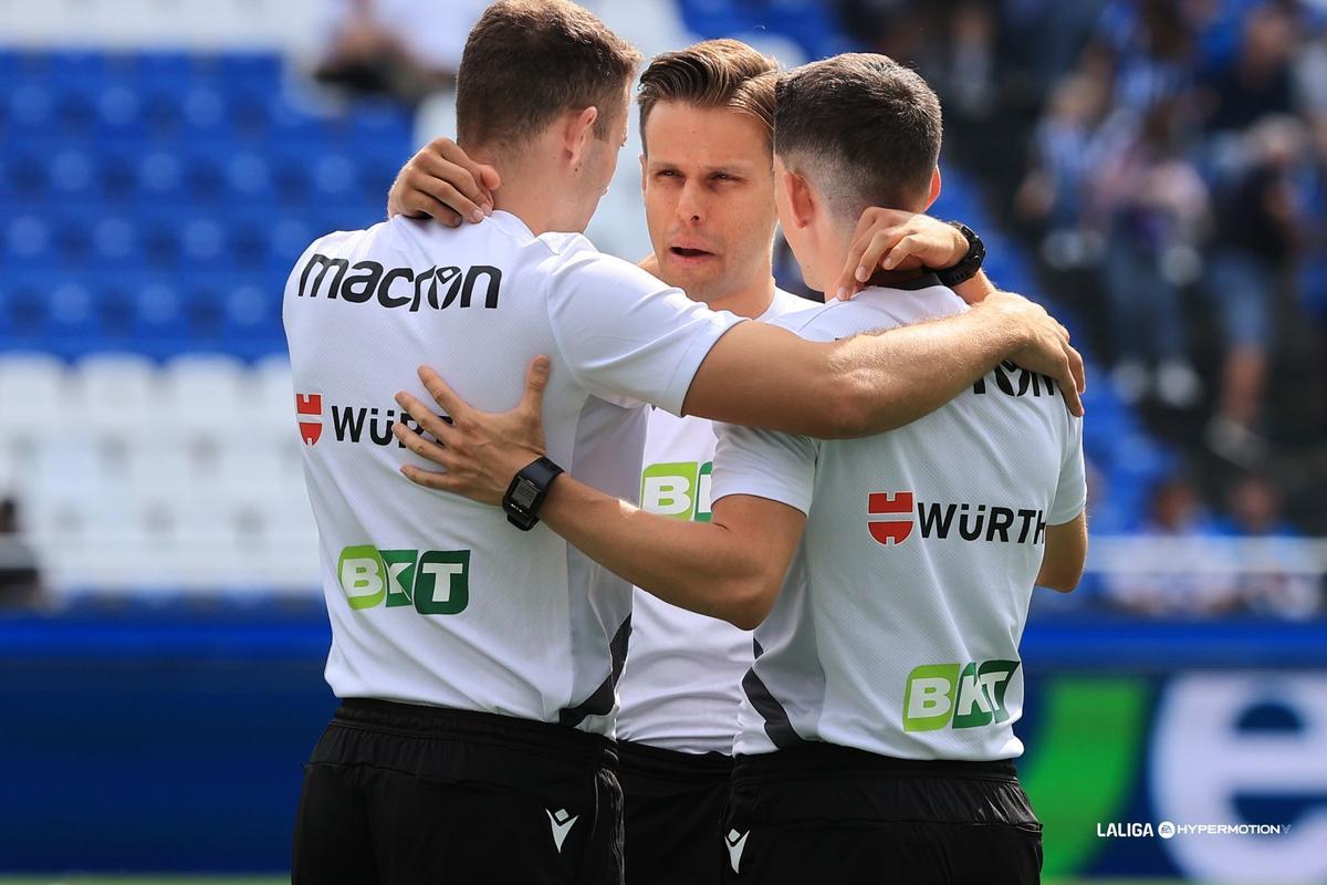 Carlos Muñiz Muñoz, junto a sus linieres