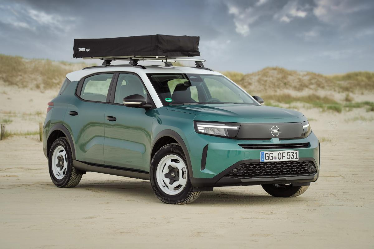 Opel Frontera con tienda en el techo