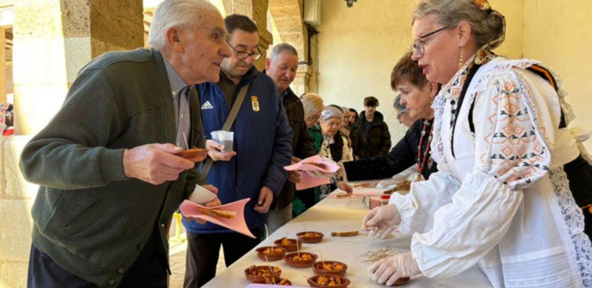 La Asociación Cultural Las Candelas de Benavente, en el reparto del pulpo. | E. P.