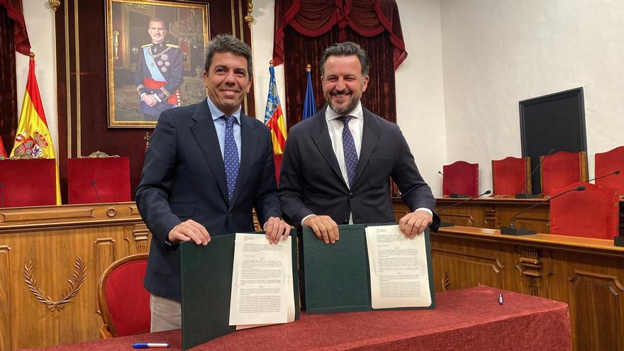 Mazón y Ruz muestran orgullosos sus firmas en el convenio del tranvía de Elche / MATÍAS SEGARRA