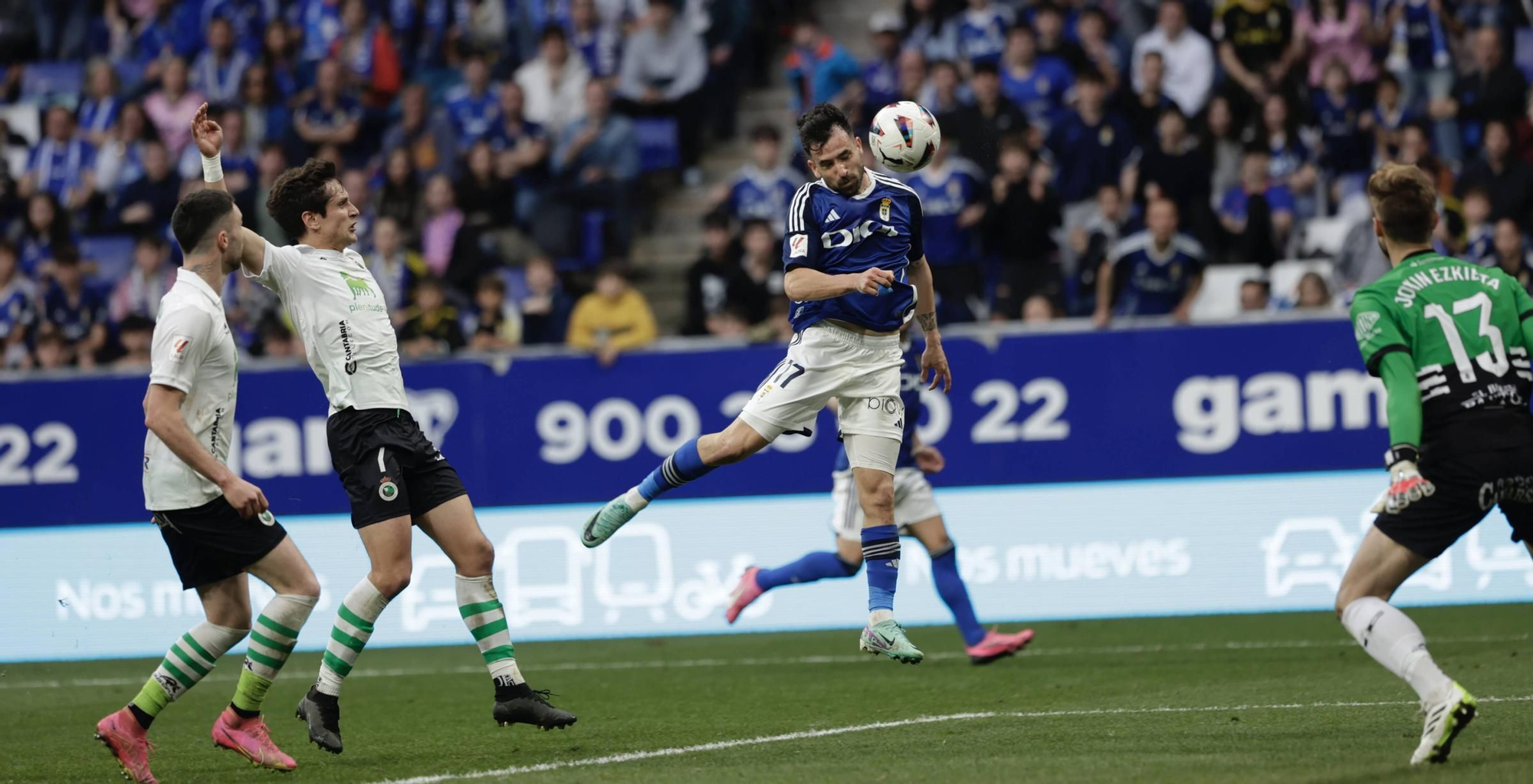 EN IMÁGENES: Partido y ambientazo del Real Oviedo-Racing de Santander disputado en el Tartiere