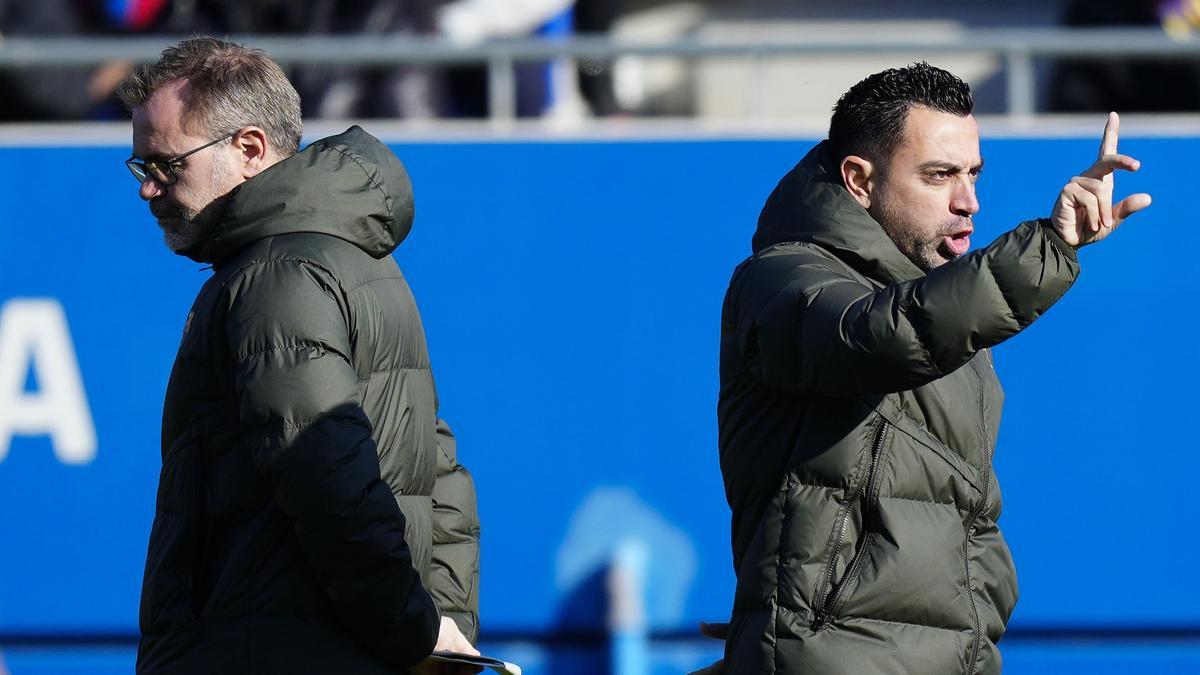 Òscar Hernández, segundo entrenador del Barça, junto a Xavi, en el Estadi Johan Cruyff en el entrenamiento abierto.