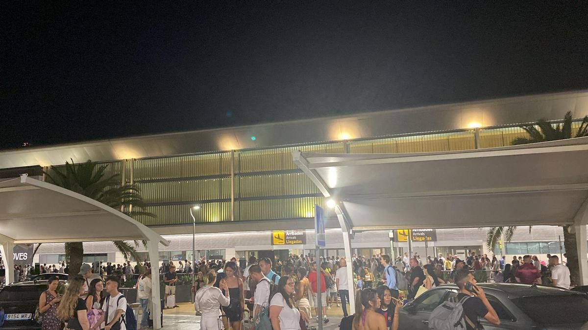 El aeropuerto de Ibiza este sábado alas 1.20 horas de la madrugada.