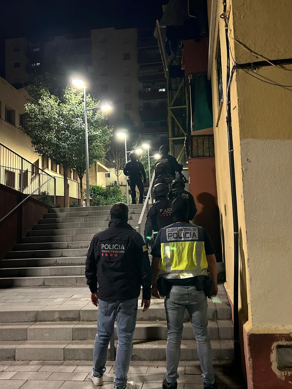 Agentes de los Mossos d'Esquadra y de la Policía Nacional, en una entrada en unos domicilios de El Prat de Llobregat.