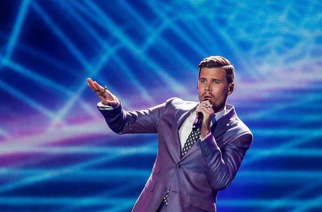 Robin Bengtsson cantando por Suecia en Eurovisión