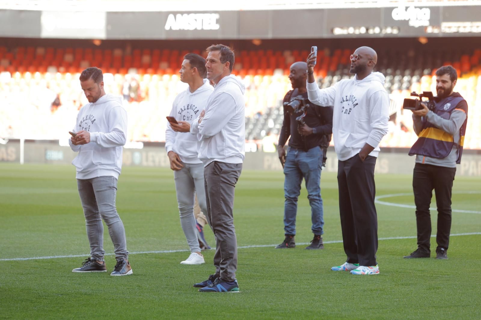 Así ha sido el recibimiento a las Leyendas del Triplete en Mestalla