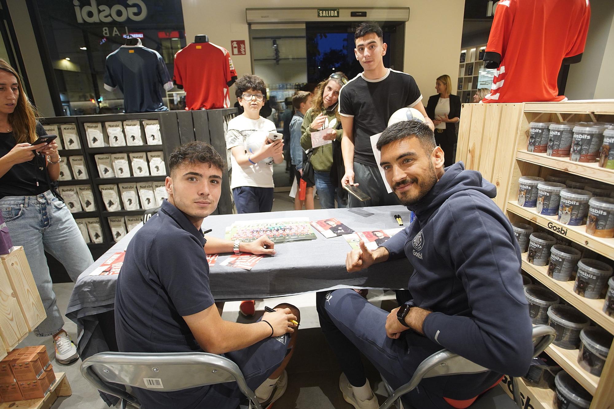 Comunió entre jugadors i aficionats a la nova botiga Gosbi de Girona