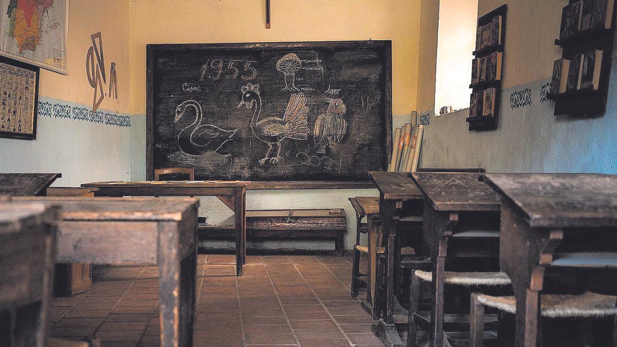 La escuela, el interior está tal y como estaba en 1955, cuando se ordenó su expropiación.