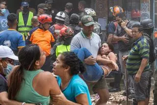 Un edificio se viene abajo en la mayor favela venezolana dejando al menos ocho muertos