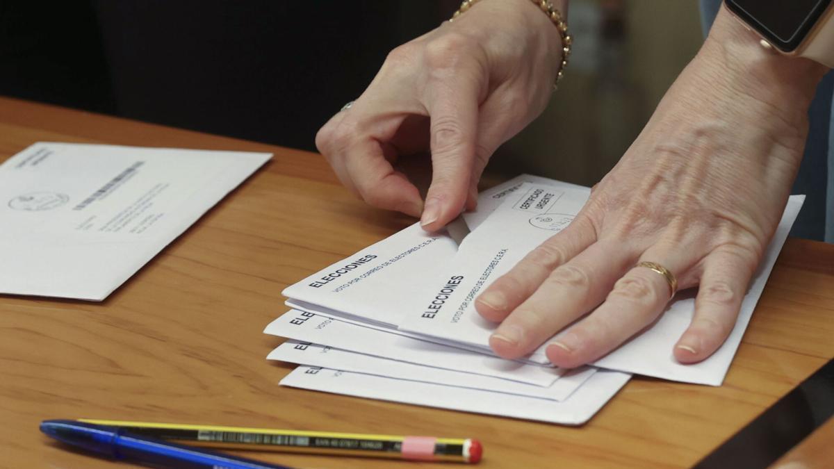 LOGRONYO, 02/06/2023.- El recompte del vot dels de La Rioja residents a l'estranger per part de la Junta Electoral genera expectació per si Podemos-IU pogués perdre un dels dos diputats reeixits el 28 de maig, que permetria que Vox sumarà el tercer.